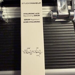 Hyaluronic Acid Rejuvenating Serum - White
